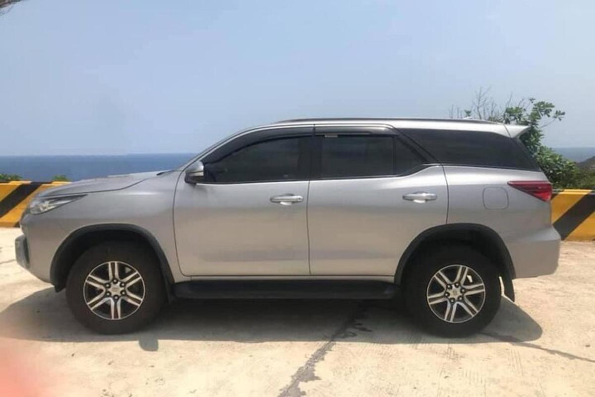 stříbrné SUV zaparkované na parkovišti