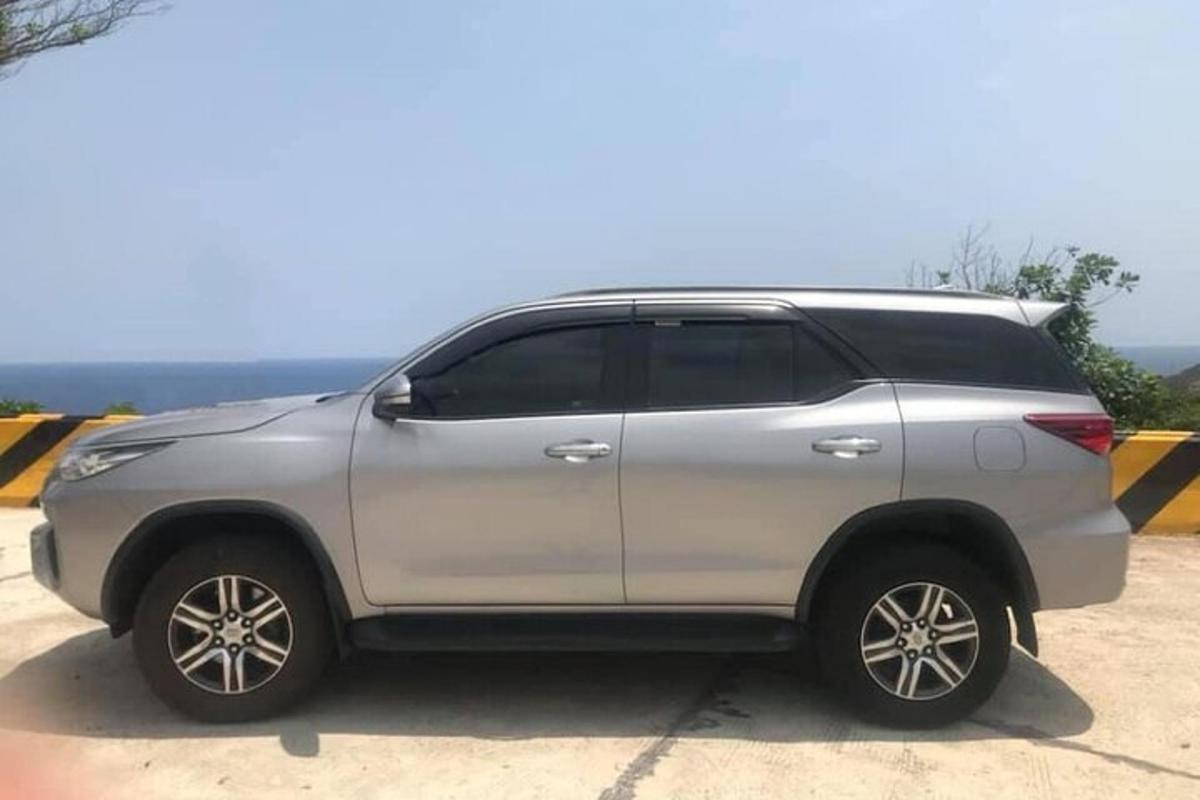 stříbrné SUV zaparkované na parkovišti