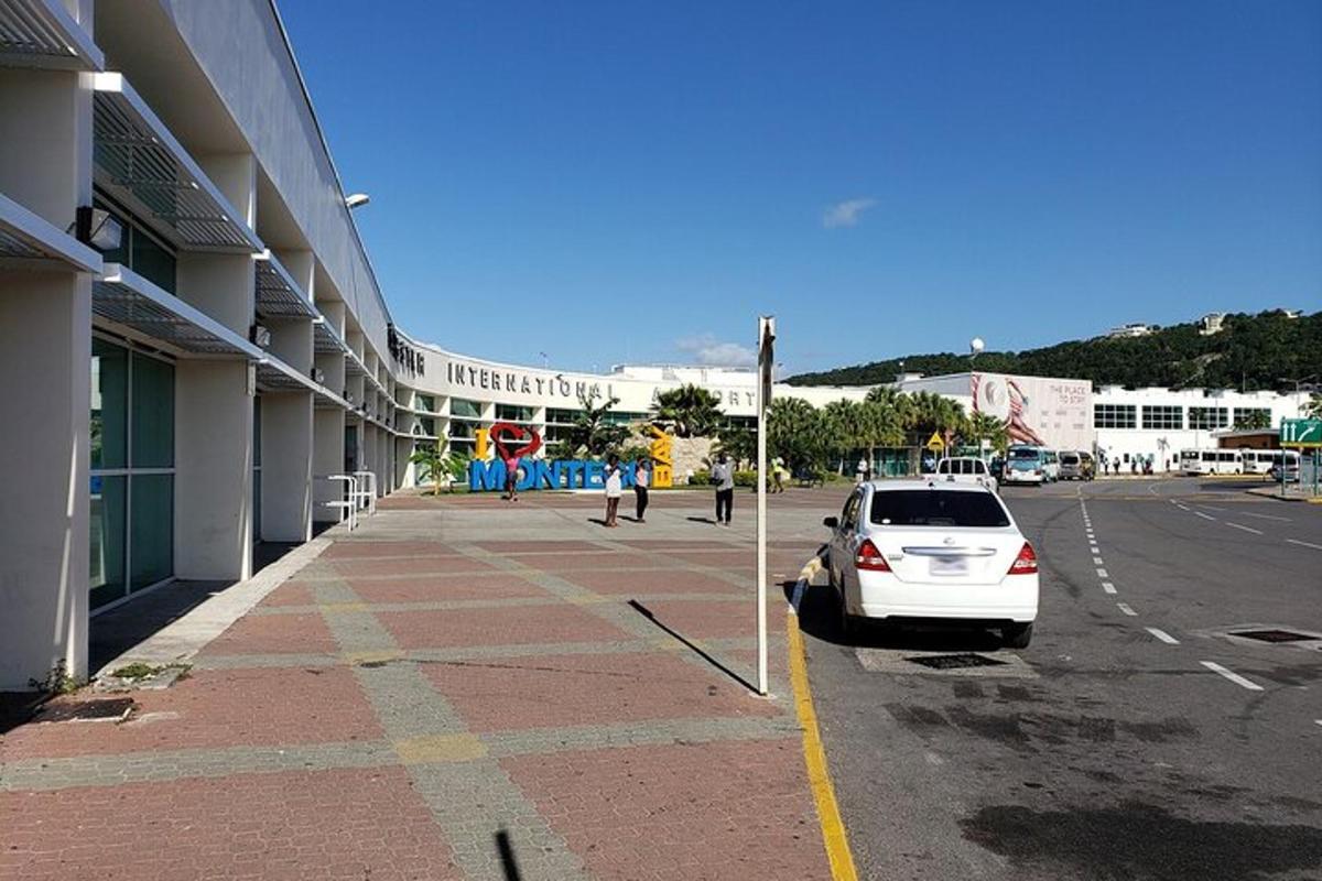 un'auto bianca parcheggiata in un parcheggio accanto a un edificio