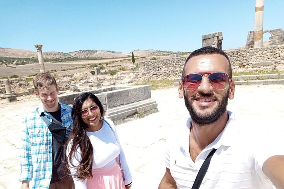 un gruppo di persone in piedi di fronte all'acropoli