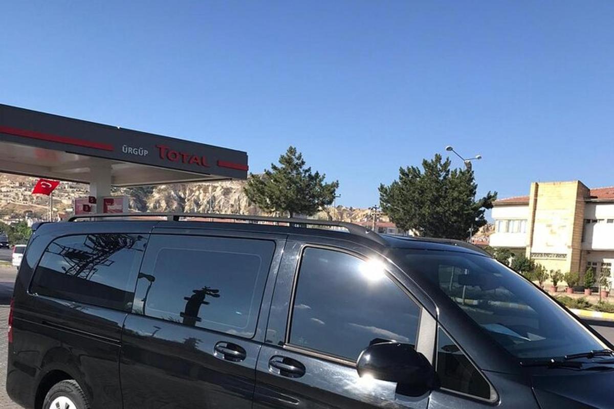 一辆黑色货车停在加油站