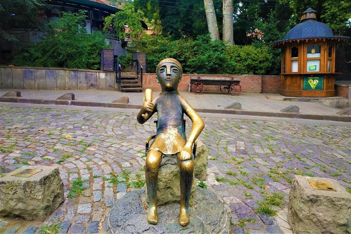 una estatua de una persona sentada en una roca