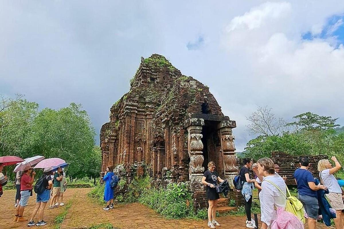 eine Gruppe von Menschen steht vor einem Tempel
