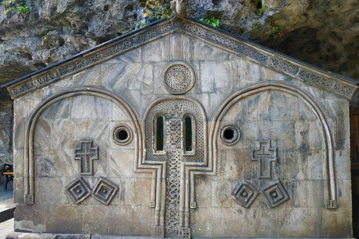 una chiesa in pietra con due croci e una finestra