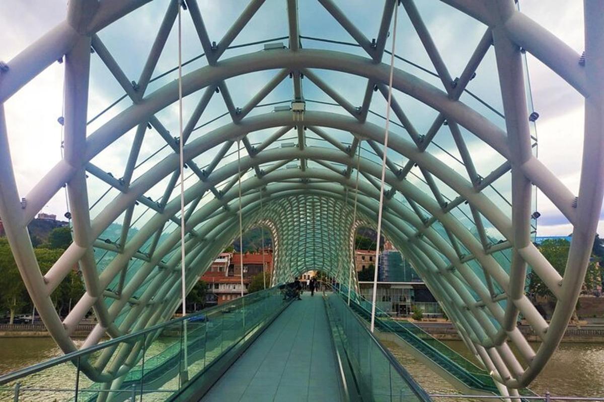 un puente sobre un río con techo de cristal