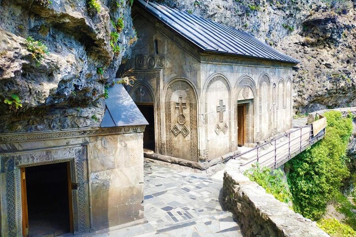 un vecchio edificio in pietra con una montagna sullo sfondo