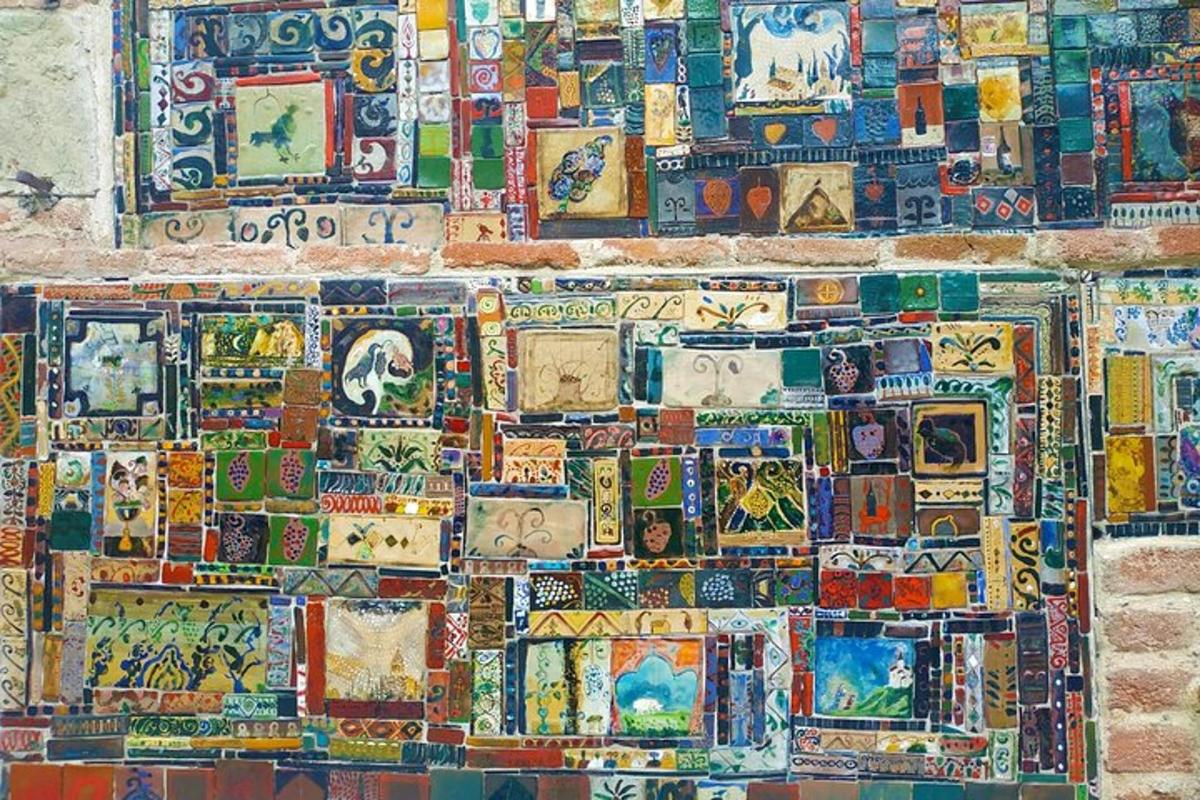 una pared cubierta con diferentes tipos de azulejos