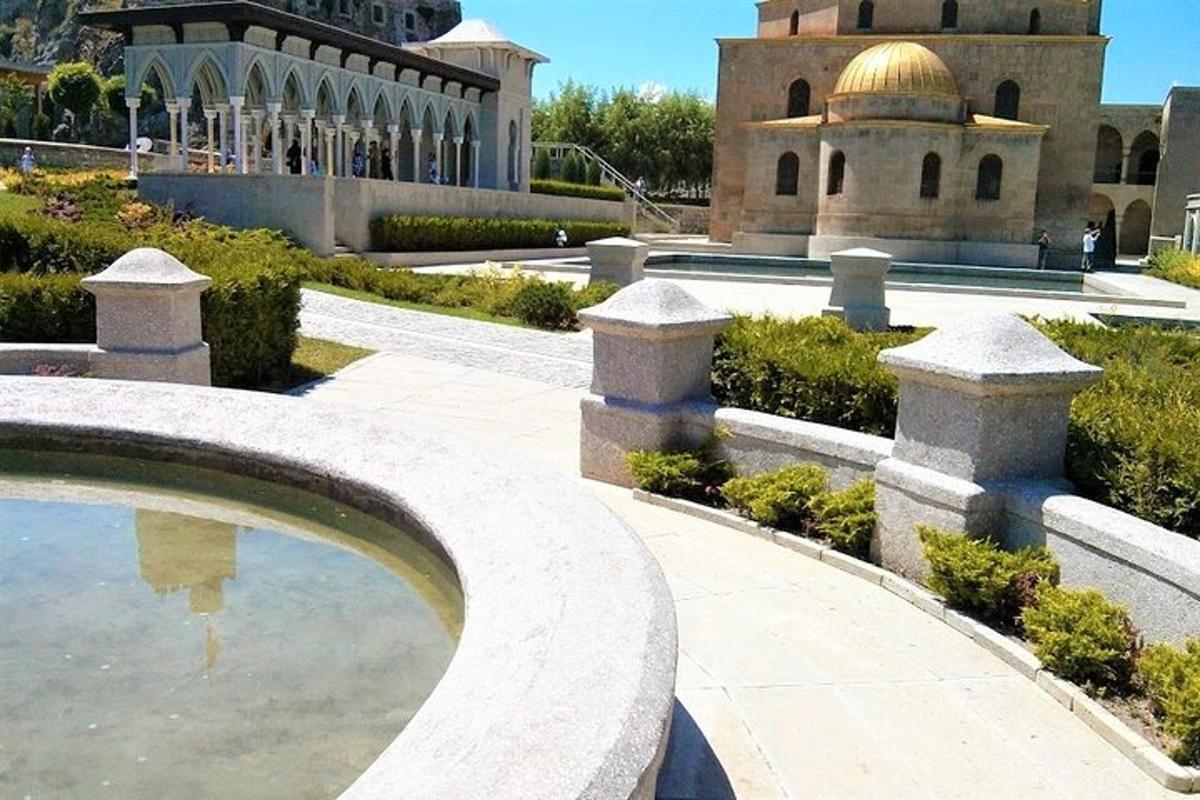 un edificio con una cúpula y un estanque de agua