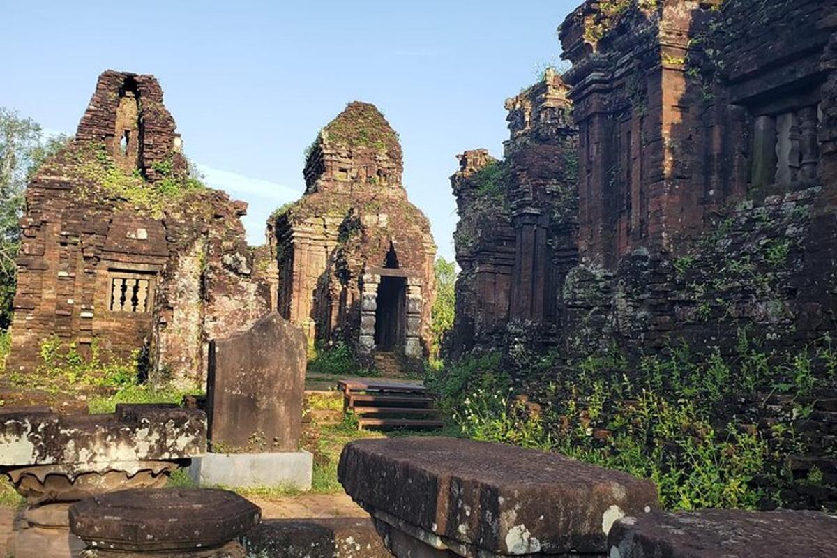 một tòa nhà cũ có một ngôi mộ ở phía trước
