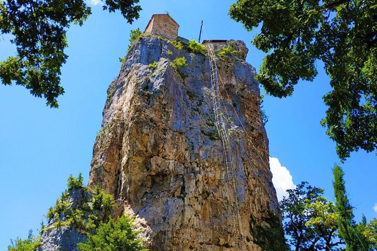 una montaña con una casa encima