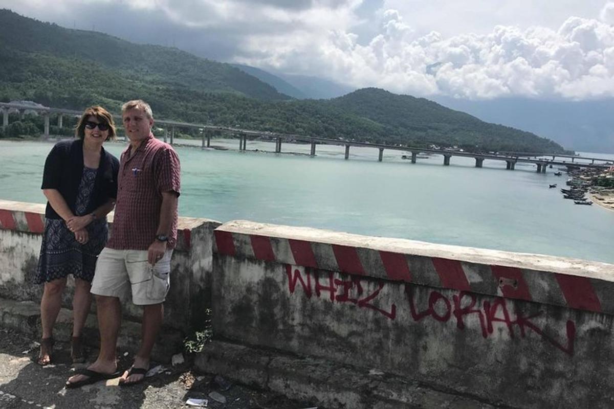 muž a žena stojící na zdi u řeky
