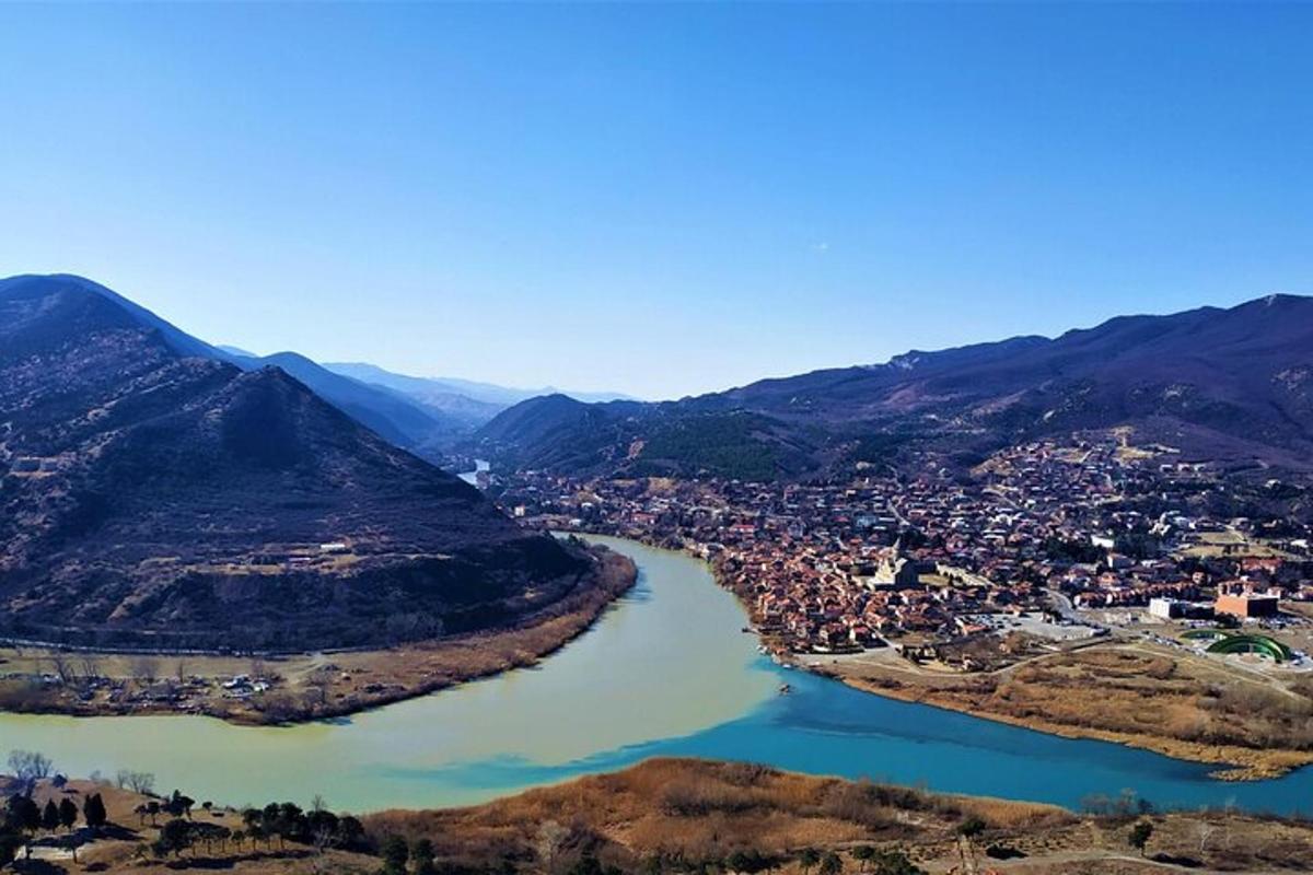 una vista aérea de una ciudad junto a un río