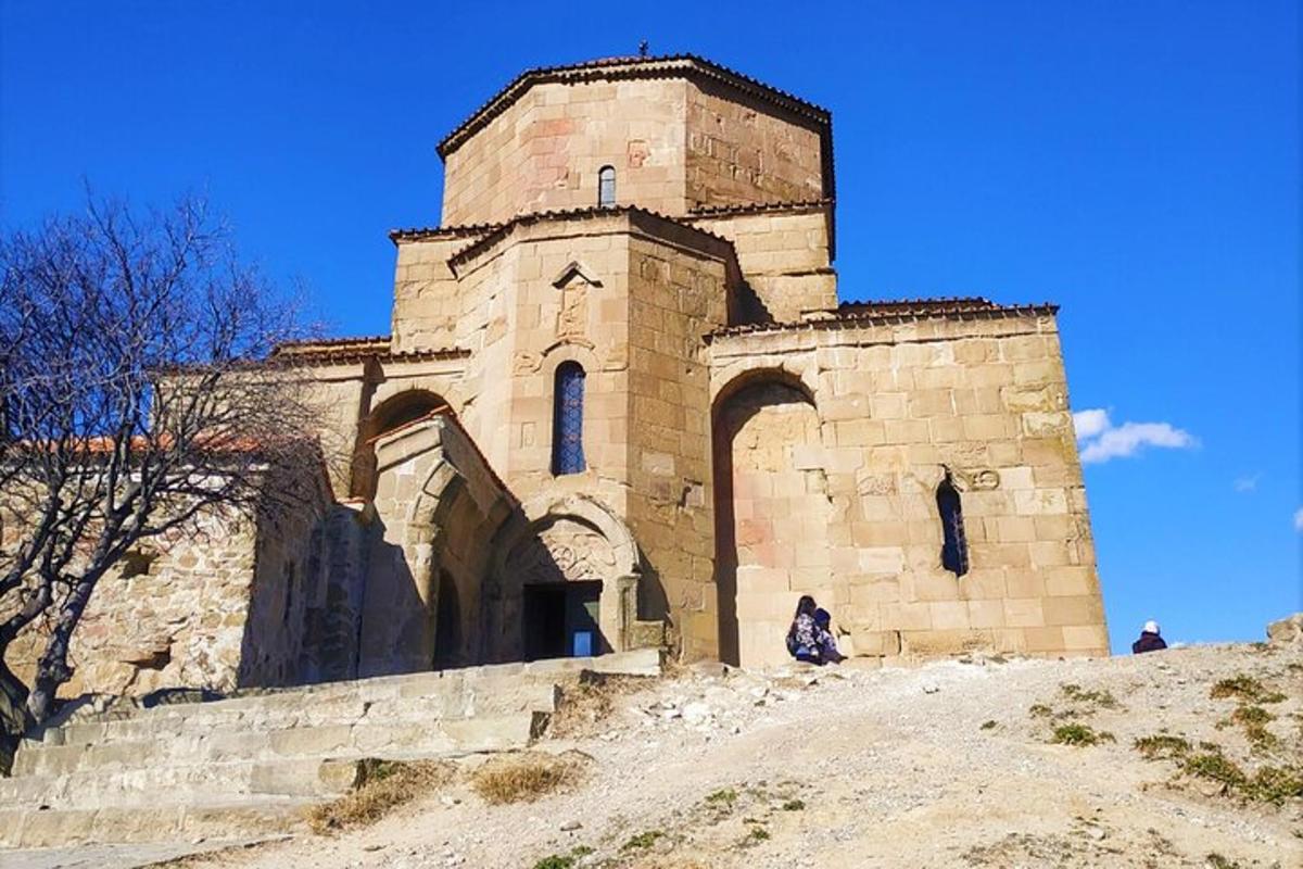 un edificio antiguo en la cima de una colina