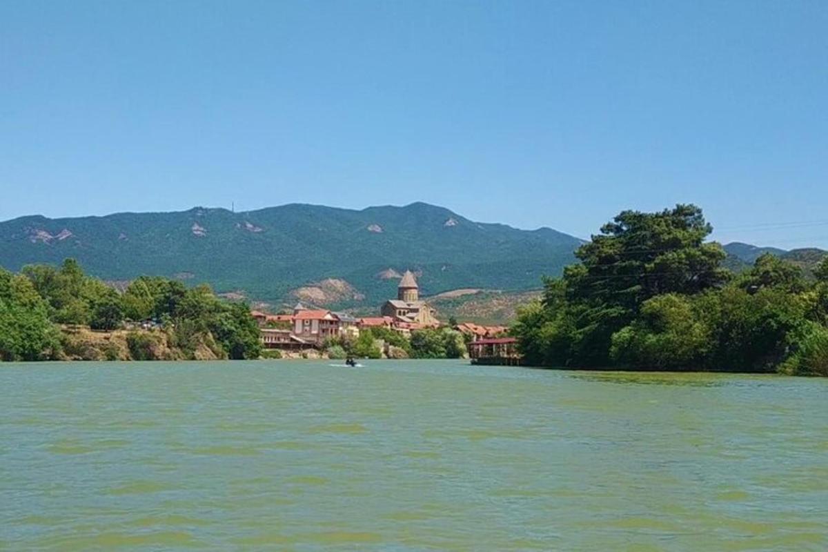 Una vista de un río con un pueblo a lo lejos.