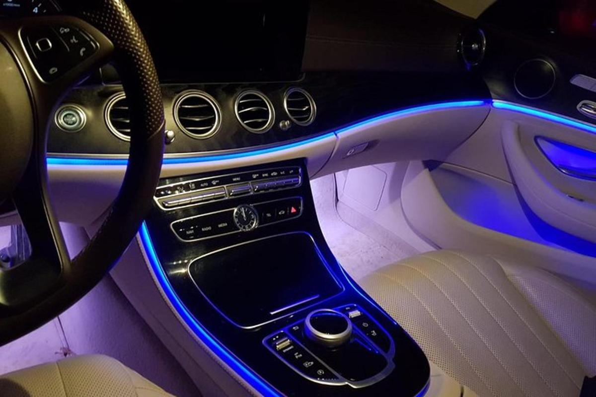 um carro com uma luz azul no painel