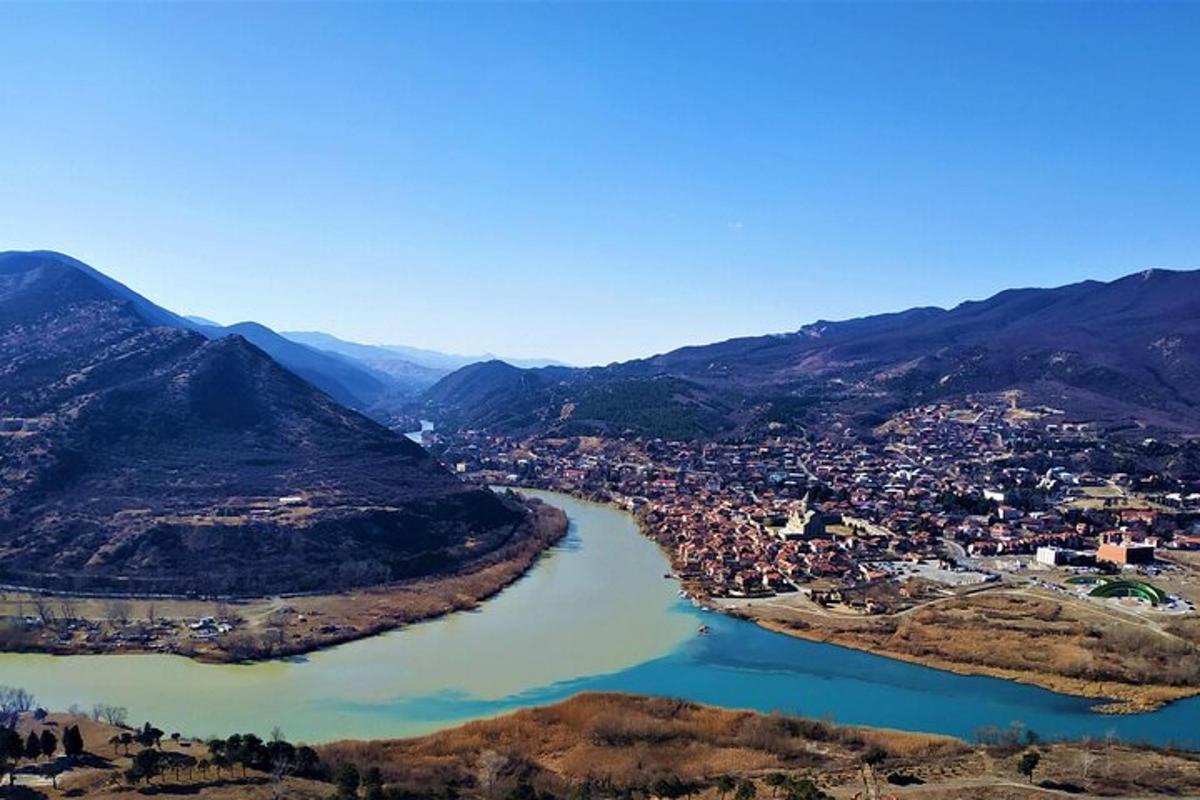 uma vista aérea de uma cidade próxima a um rio
