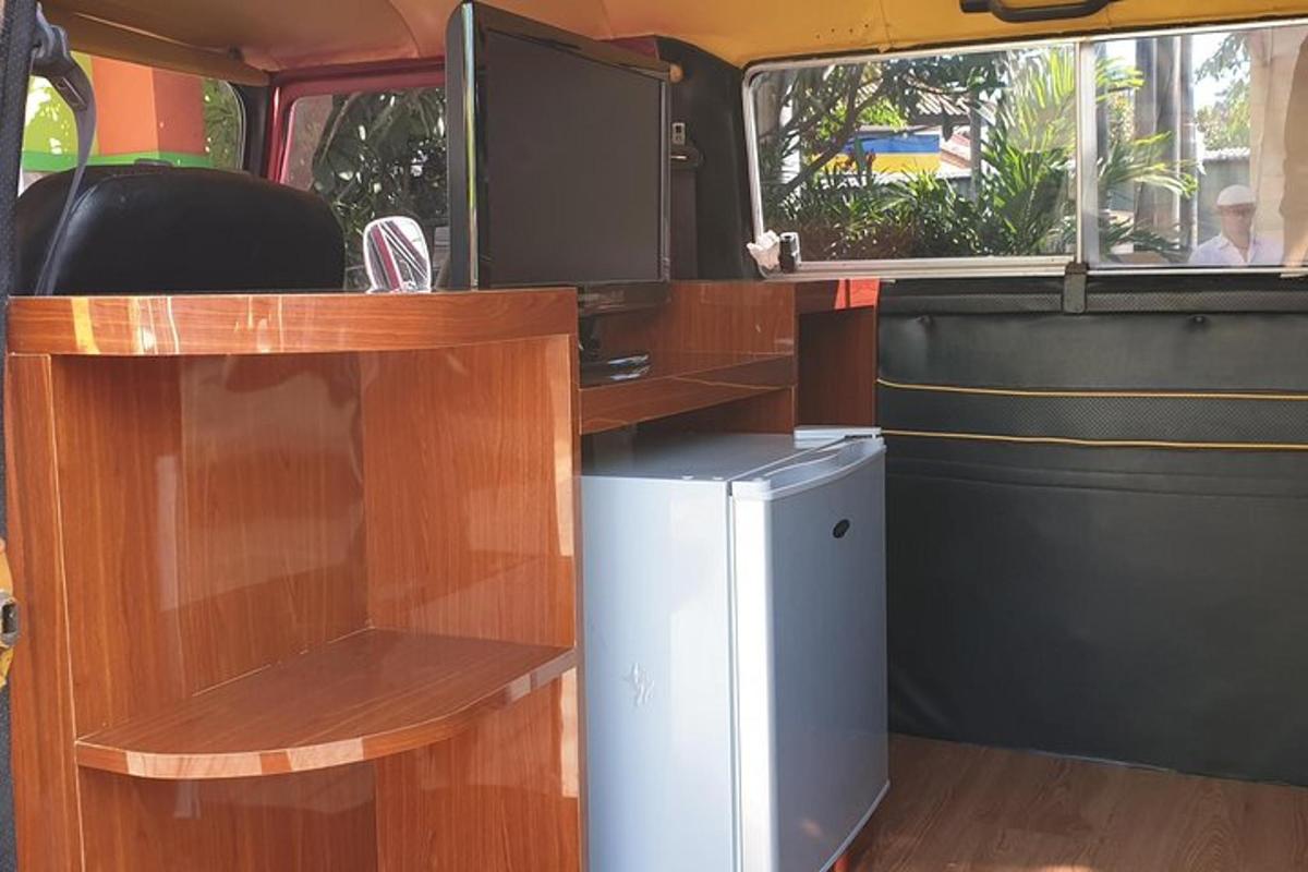 Interiér autobusu s psacím stolem a lednicí