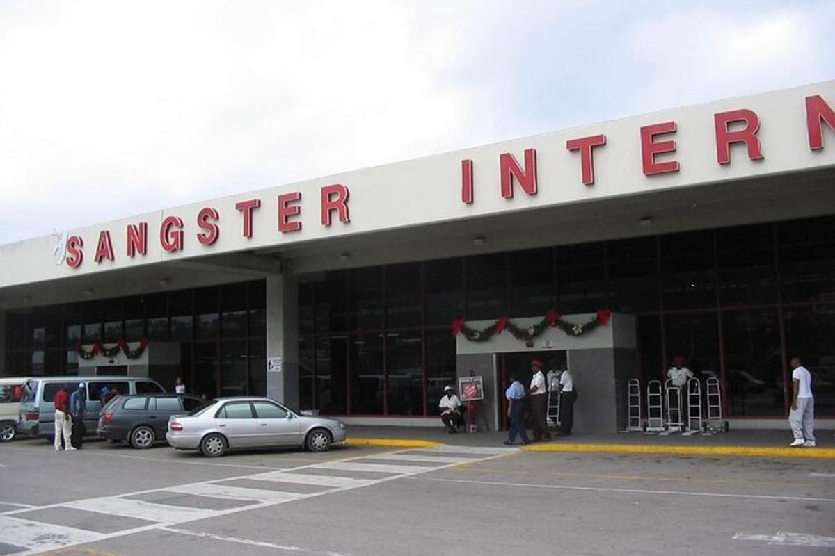 supermarket dengan mobil yang diparkir di tempat parkir