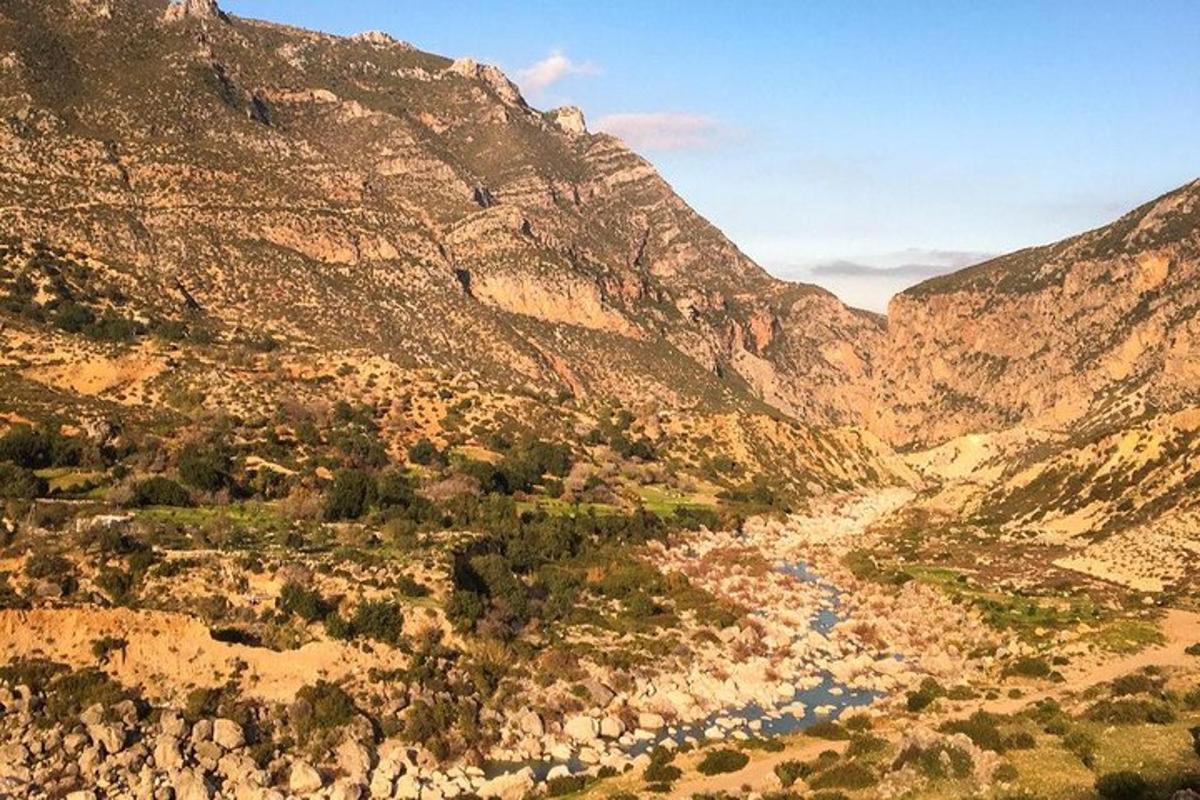 une vue d'une montagne avec une rivière dans une vallée