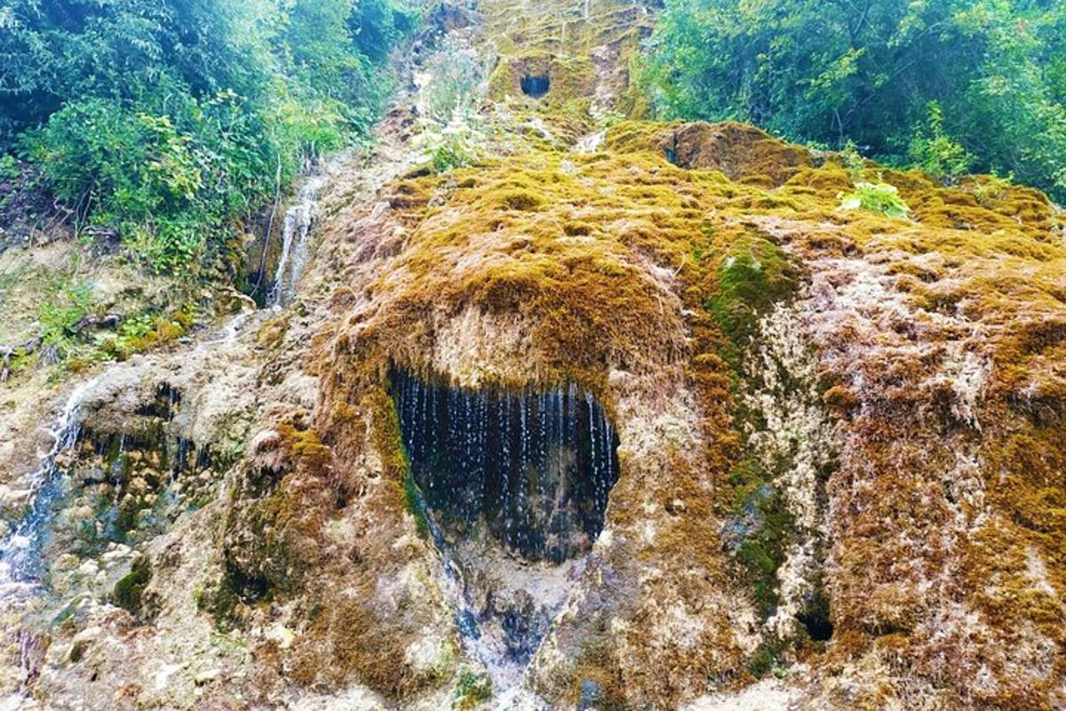 pemandangan udara gunung berbatu dengan air terjun