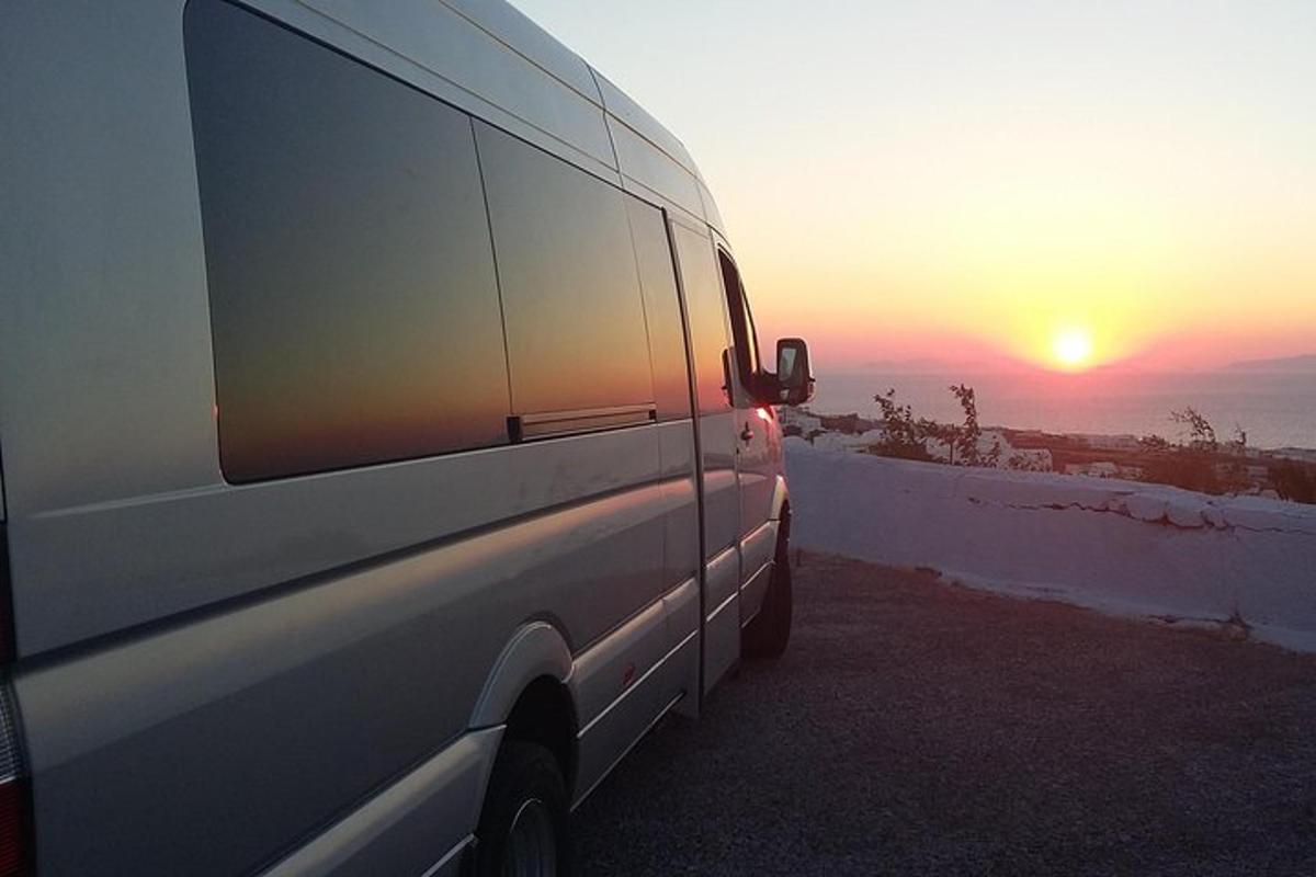 ein weißer Lieferwagen, der vor einem Sonnenuntergang geparkt ist