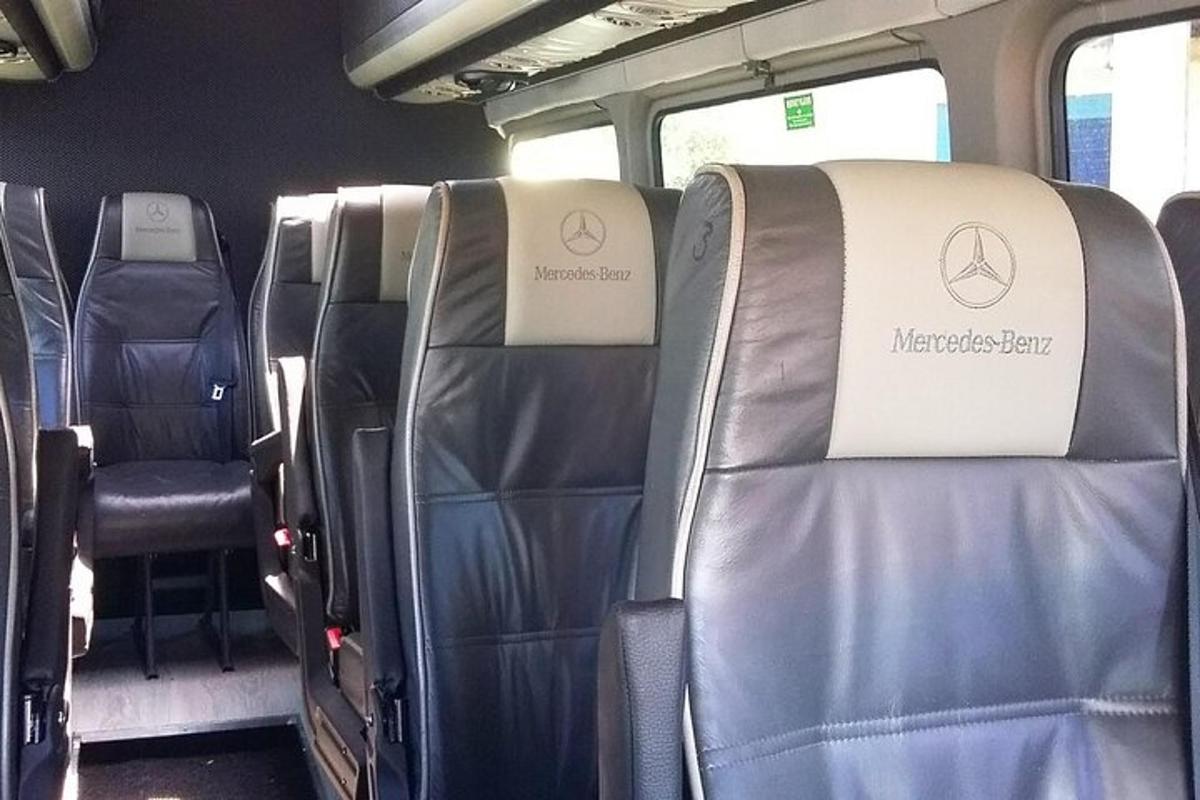 ein Bus mit leeren Sitzen in einem Bus