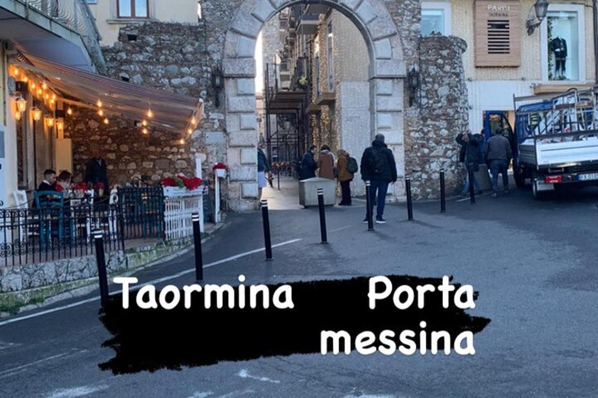 egy csoport ember sétál az utcán egy épület mellett