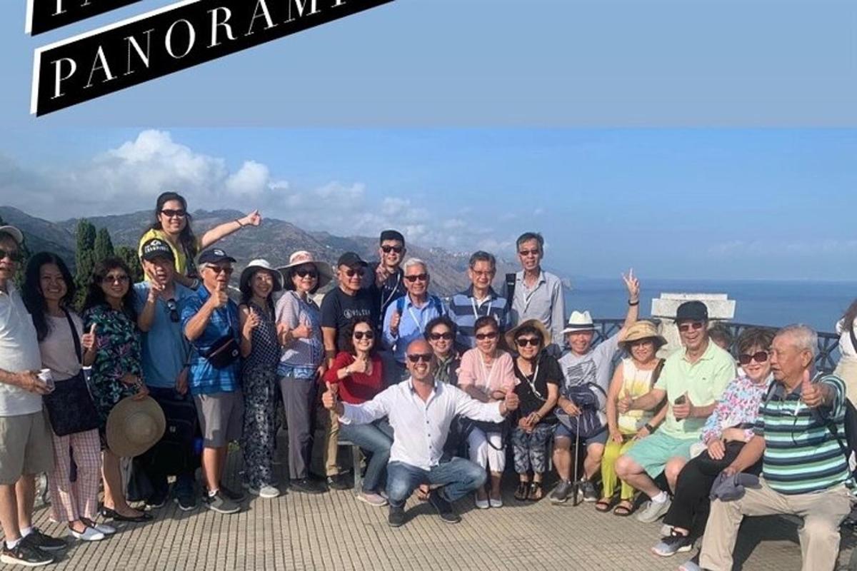 um grupo de pessoas posando para uma foto no topo de uma montanha