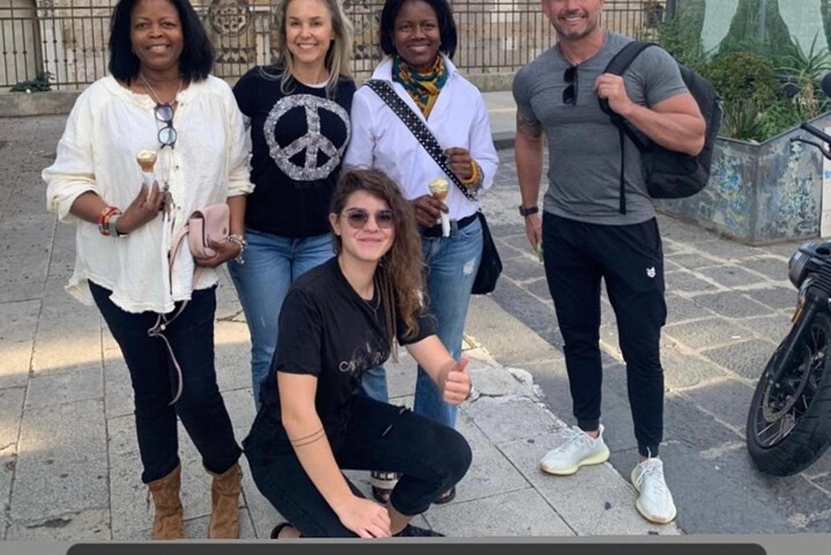 um grupo de pessoas posando para uma foto
