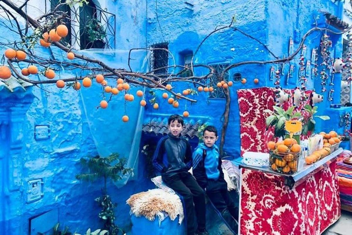 Δύο αγόρια κάθονται μπροστά σε ένα μπλε κτίριο