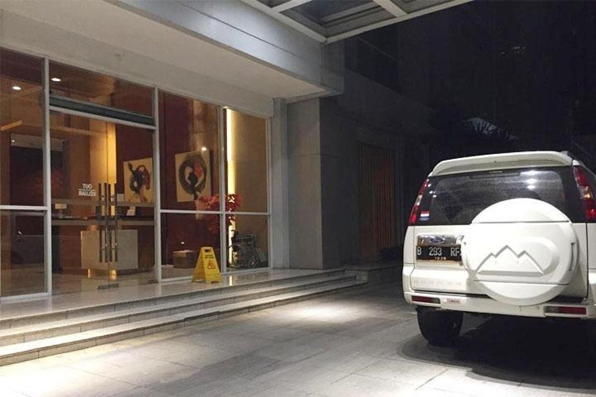 bel kombi parkiran pred stavbo