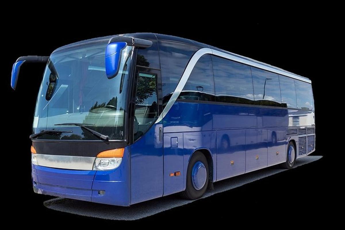 Modrý autobus parkuje na černém pozadí