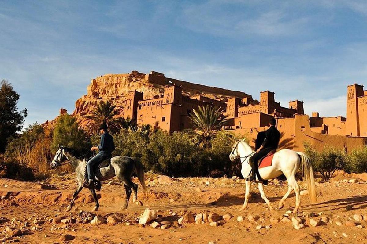 due persone a cavallo davanti a un castello