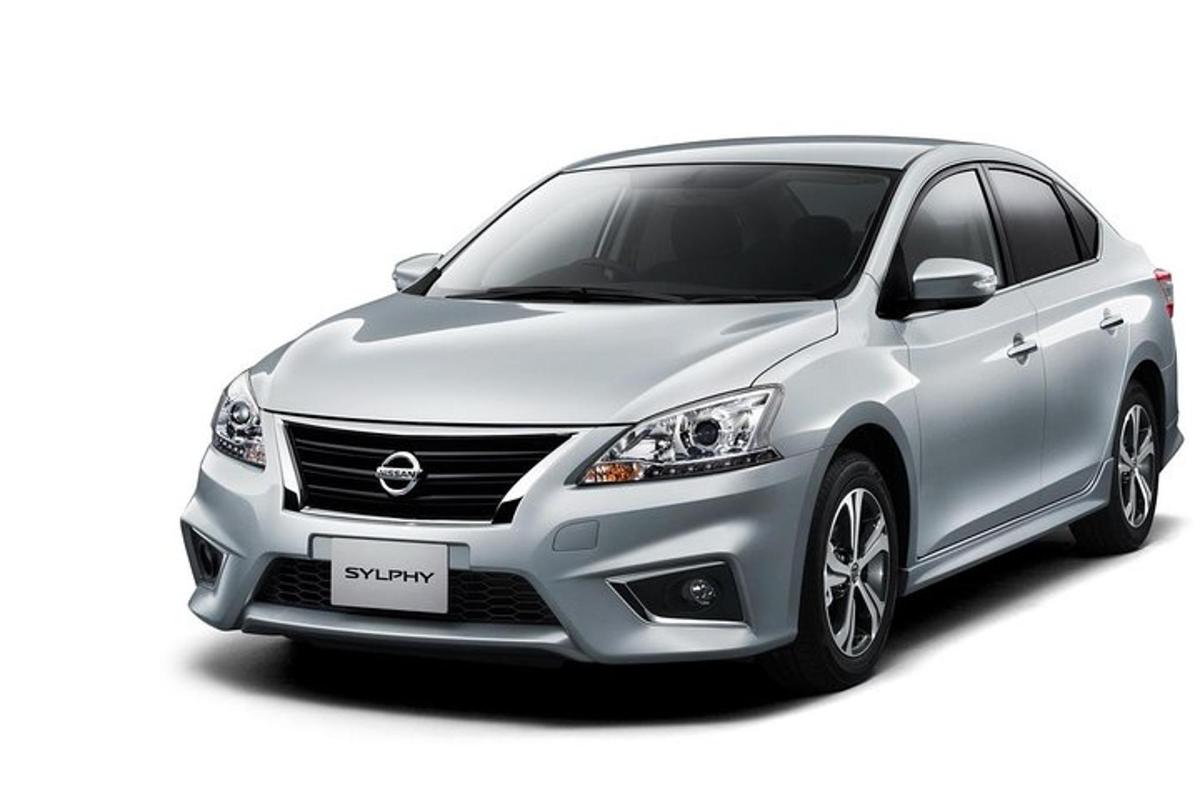 zaparkovaný stříbrný Nissan Suzuki Swiftamine