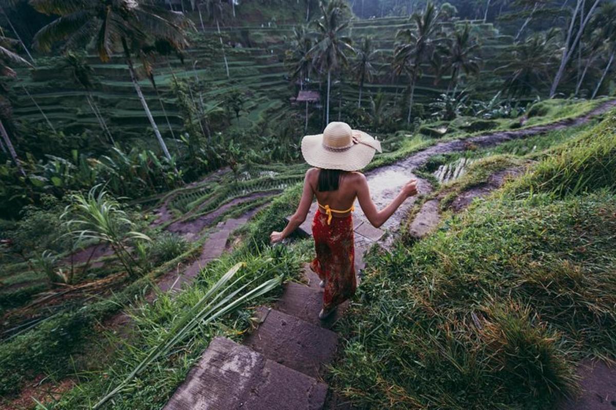 Una mujer con sombrero de paja caminando por una colina