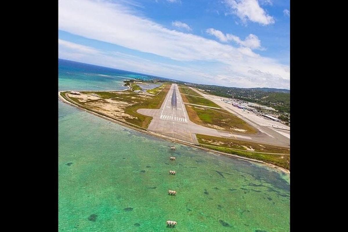 uma vista aérea de uma pista de aeroporto no oceano