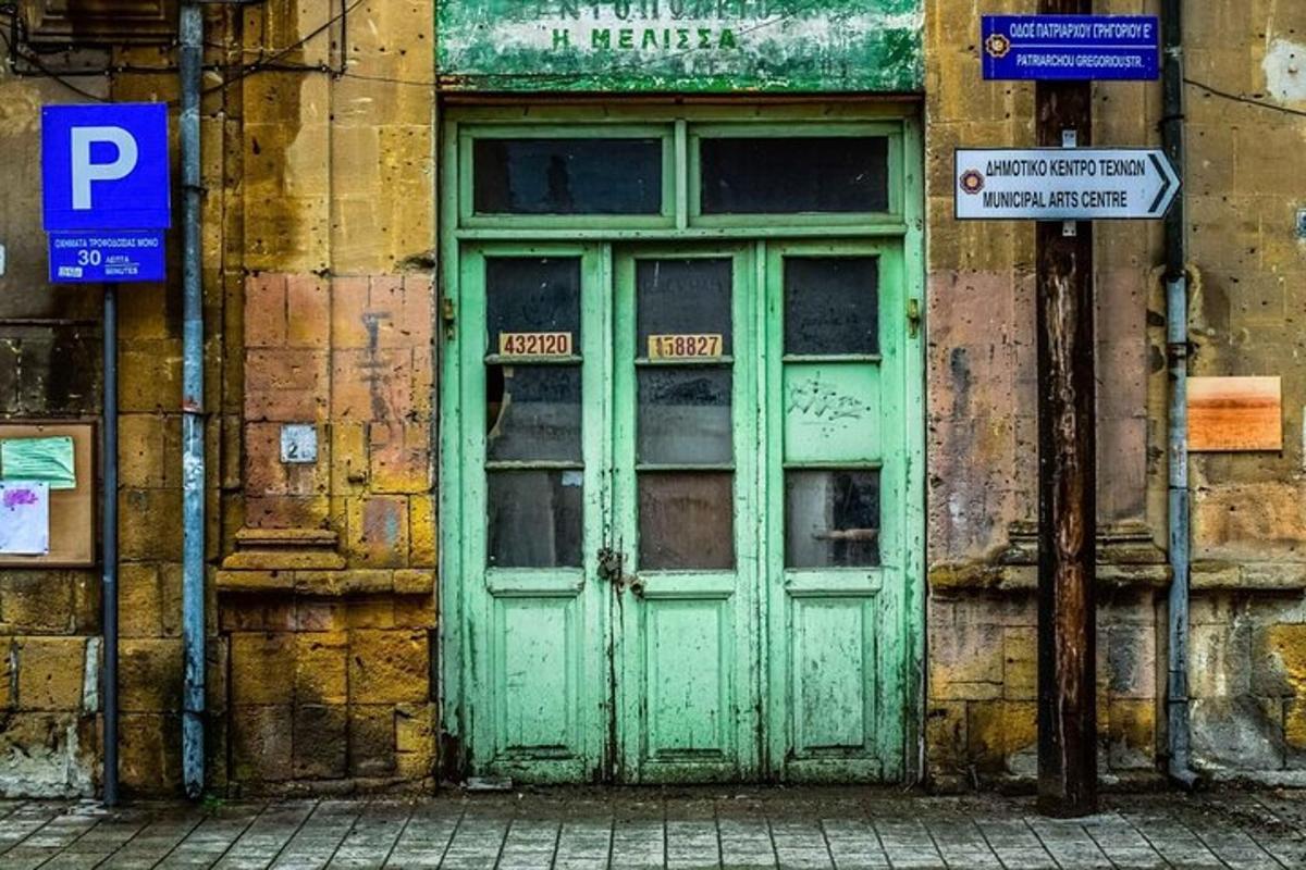 una porta verde sul lato di un edificio