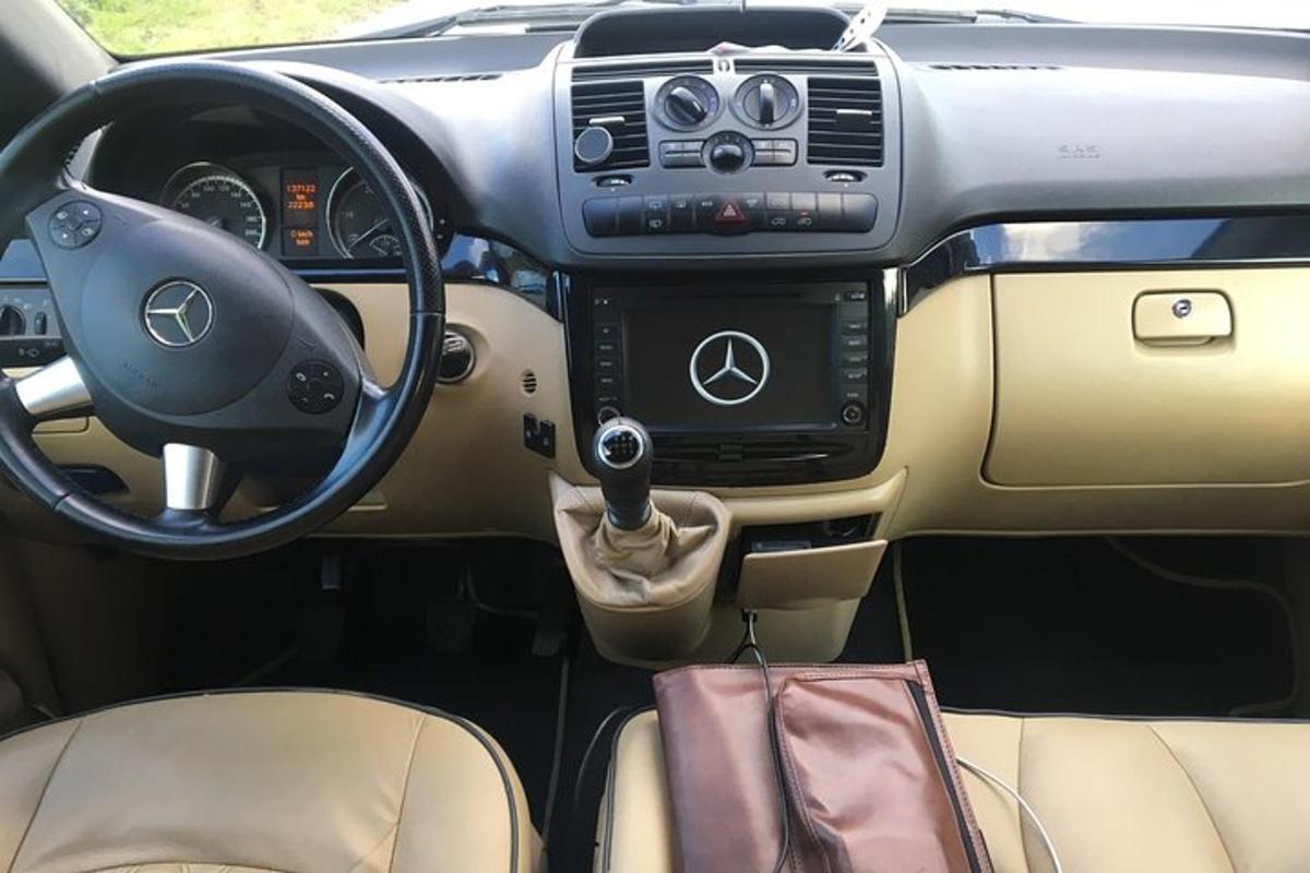 pohled na interiér vozu Mercedes-Benz