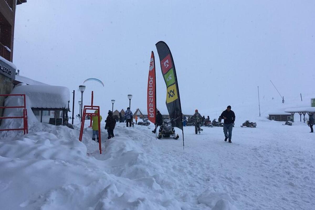 en gruppe mennesker som går i snøen