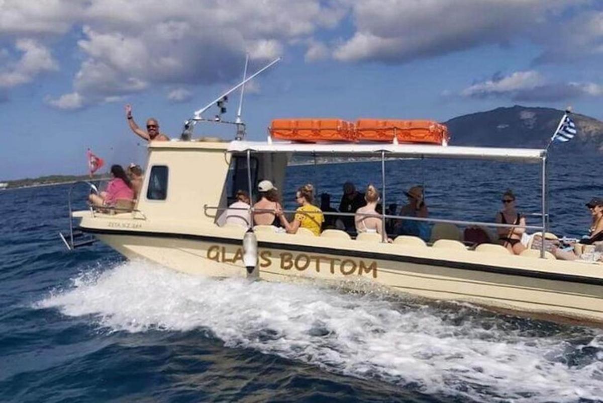 skupina ljudi na čolnu v vodi