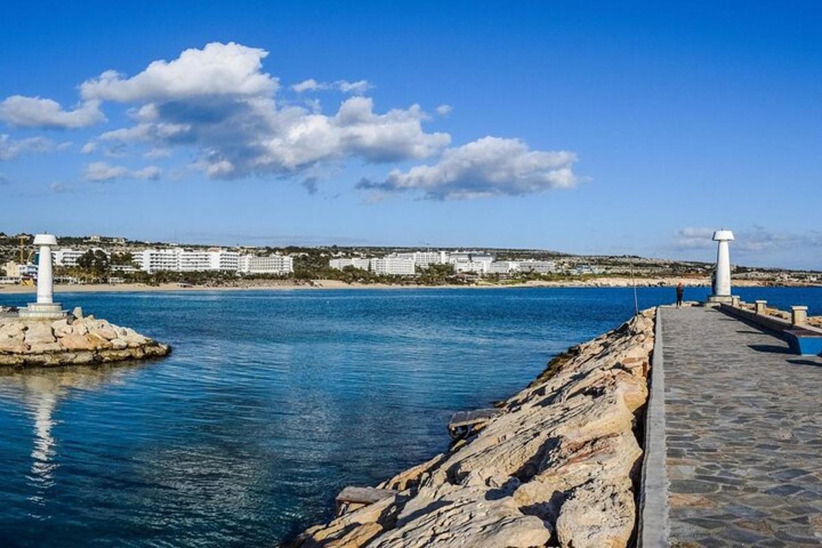 une vue d'un plan d'eau avec une jetée