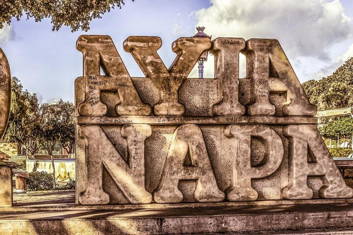 papan tanda batu yang mengatakan taman baru