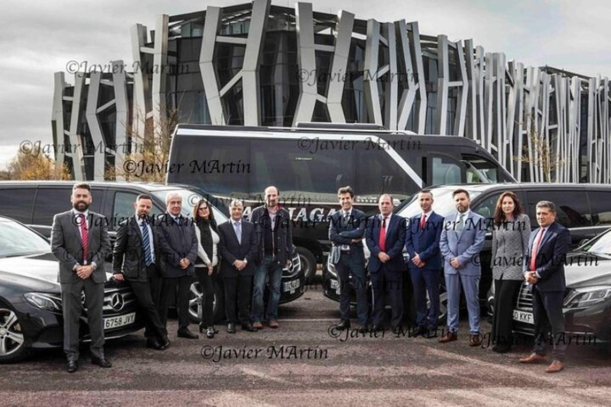 un grupo de personas de pie delante de un autobús