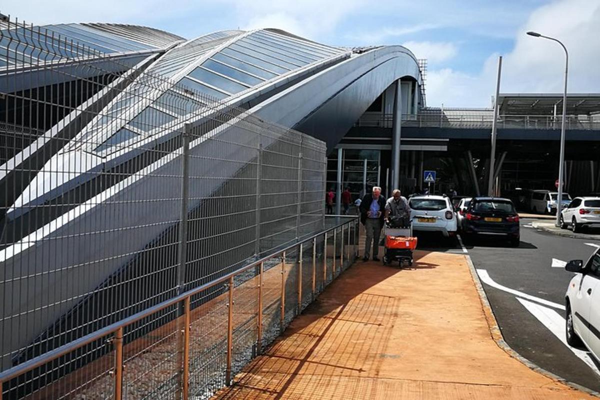 algumas pessoas em pé ao lado de um prédio