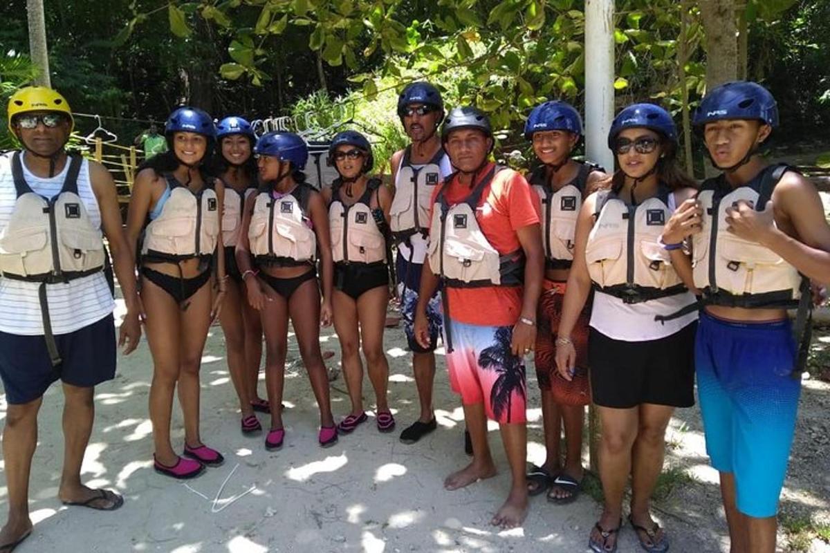 un gruppo di persone con i caschi in posa per una foto