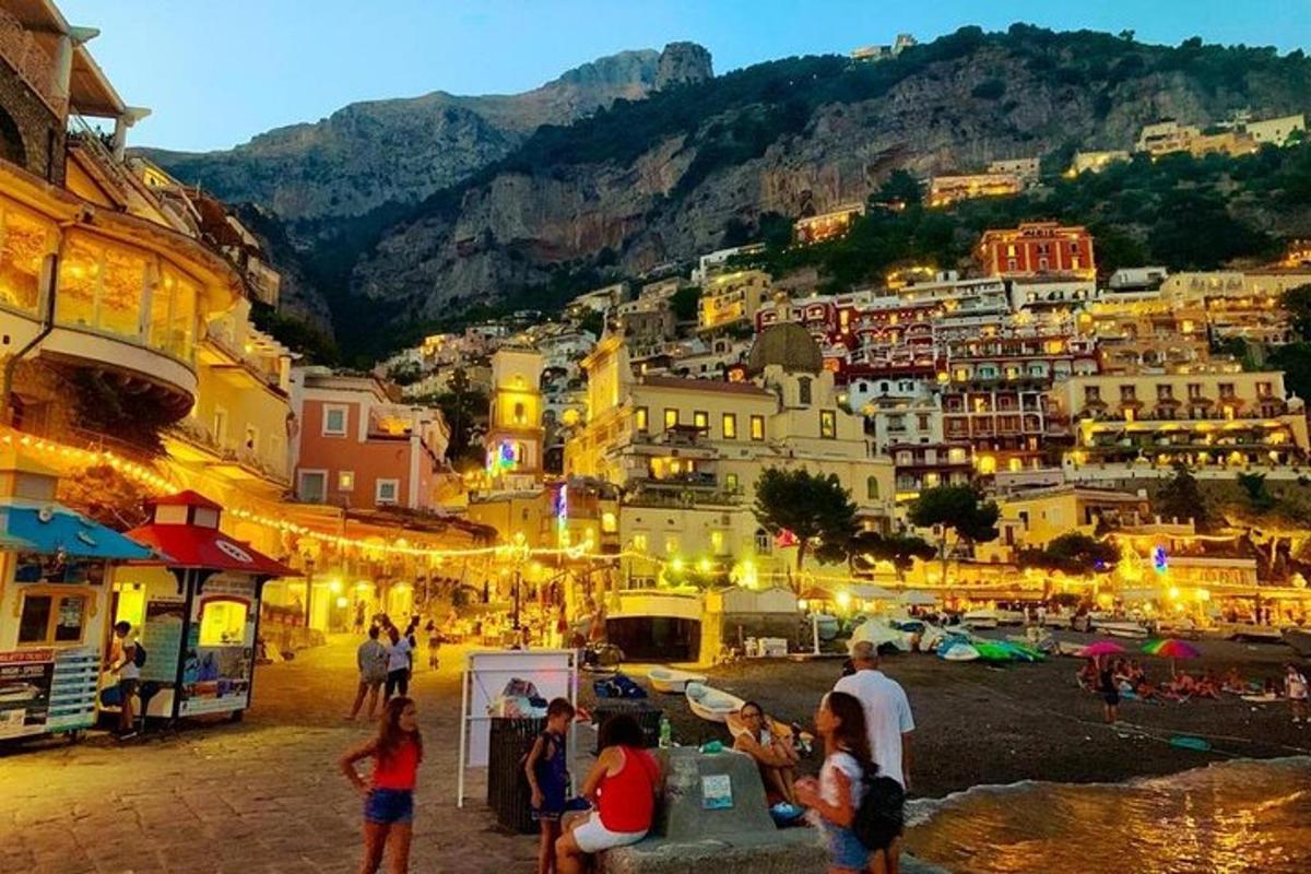 μια ομάδα ανθρώπων που περπατούν σε μια πόλη τη νύχτα