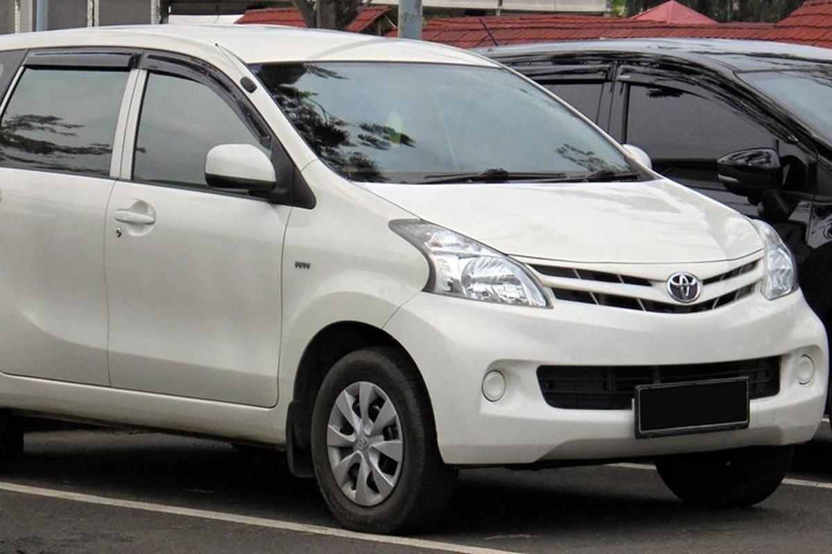 Ένα λευκό Toyota Fortuner παρκαρισμένο σε ένα πάρκινγκ