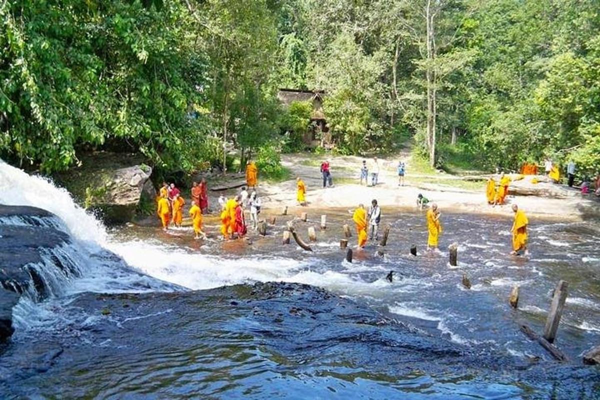 um grupo de pessoas na água de um rio