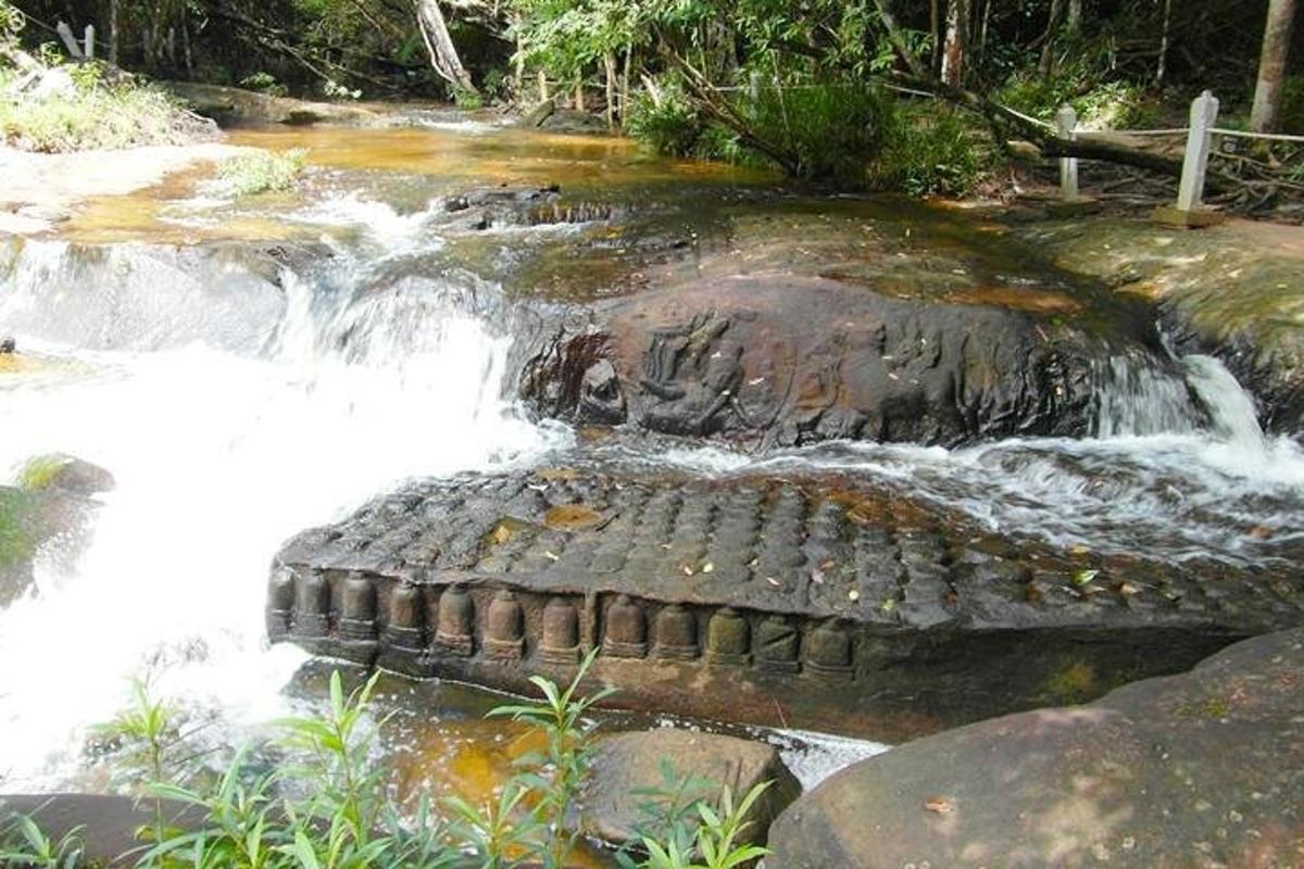um rio com água correndo sobre uma formação rochosa