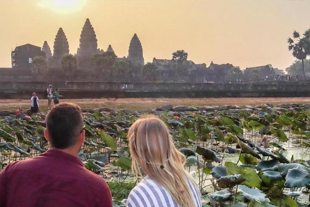 um homem e uma mulher sentados em frente a um templo